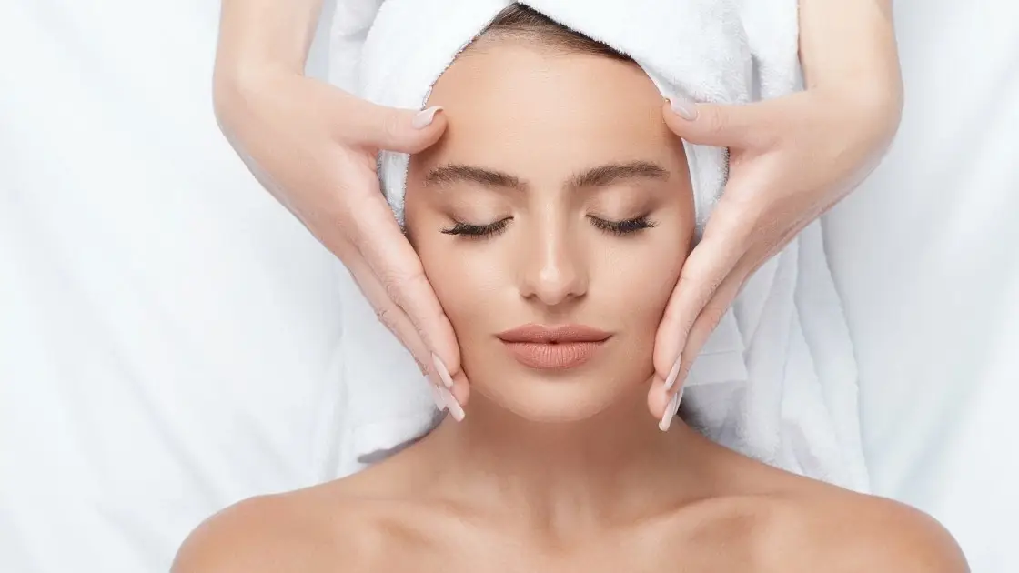 WomenreceivingFireIceFacialInGreenwoodVillageCO